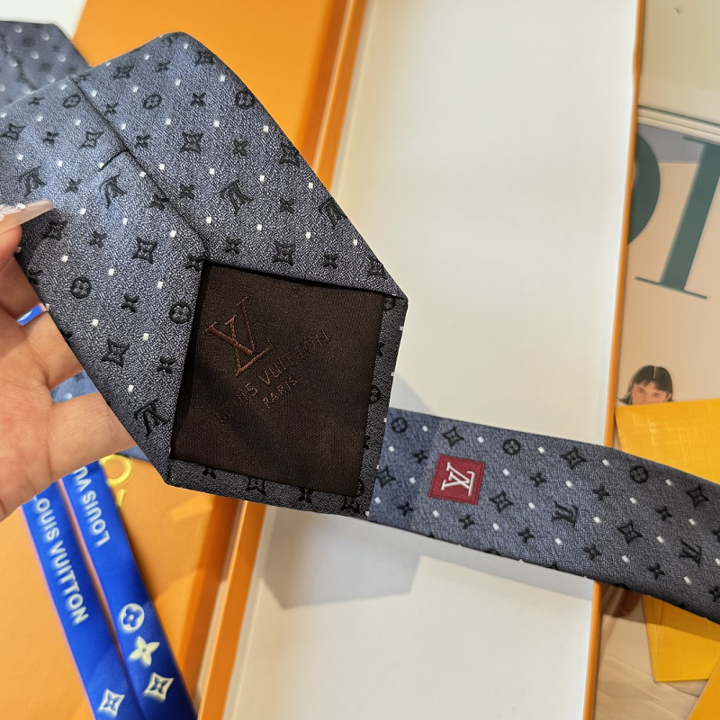 Necktie 379 - 4 · 4