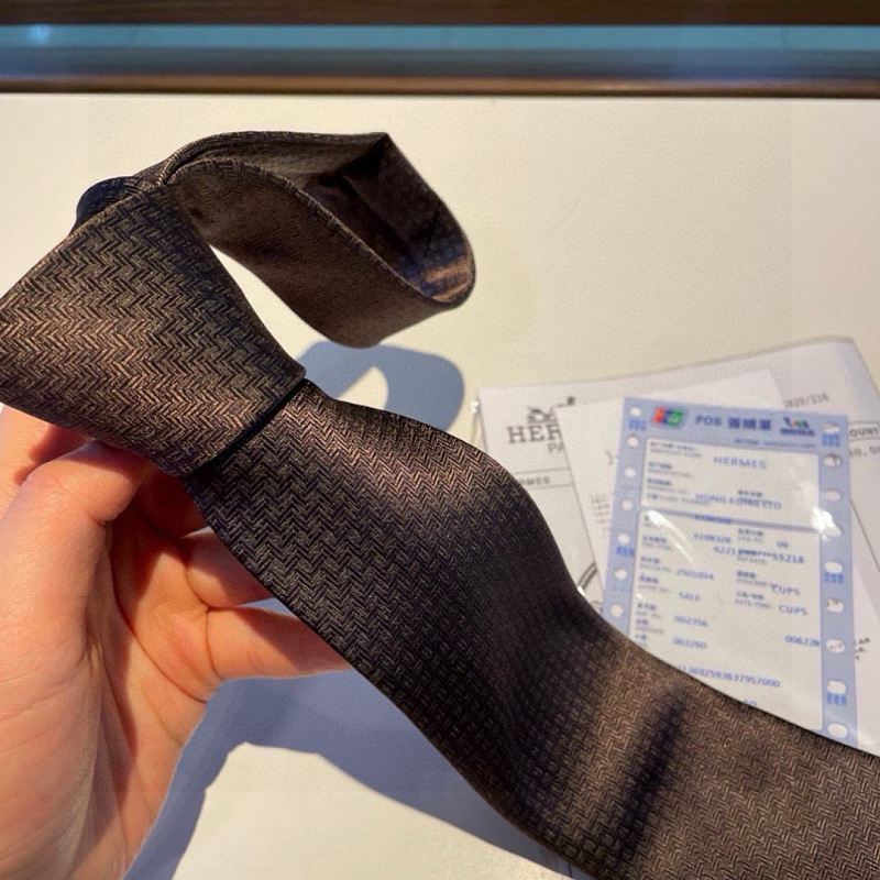 Necktie 320 - 3 · 2