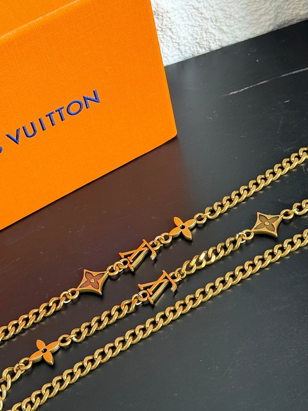 Price:209 Bracelet:189 640-1L 6