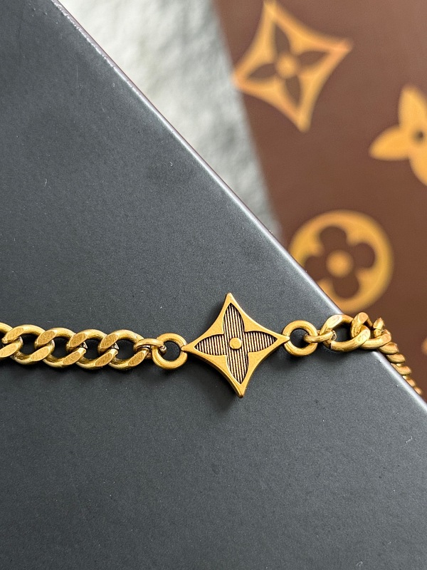 Price:209 Bracelet:189 640-1L 9