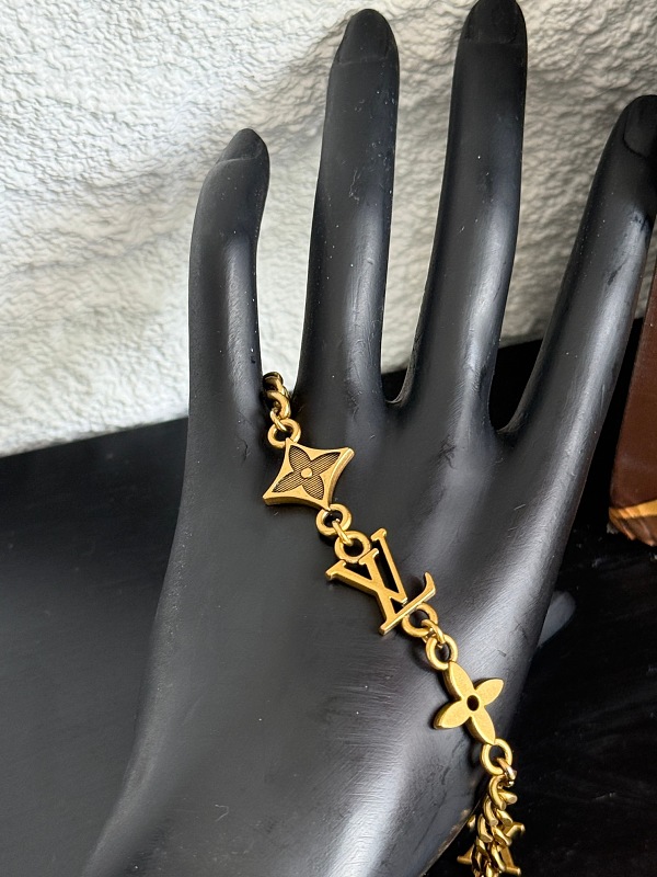 Price:209 Bracelet:189 640-1L 2