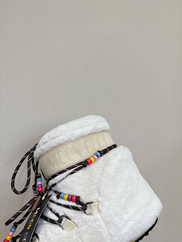 Moon Boots · 3
