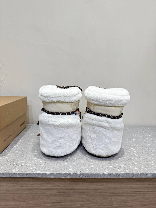 Moon Boots · 4