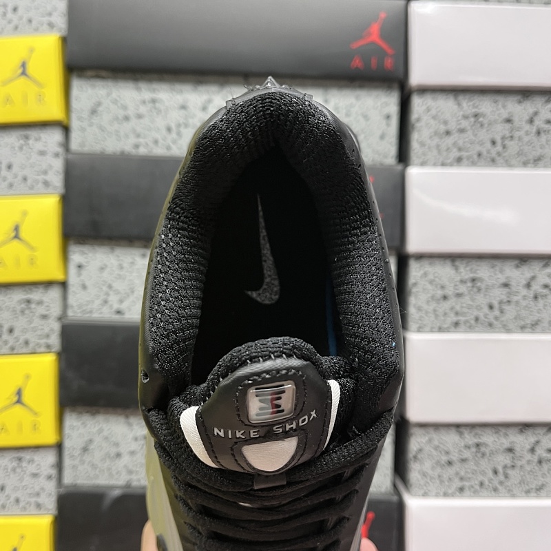 Shox R4 · 4