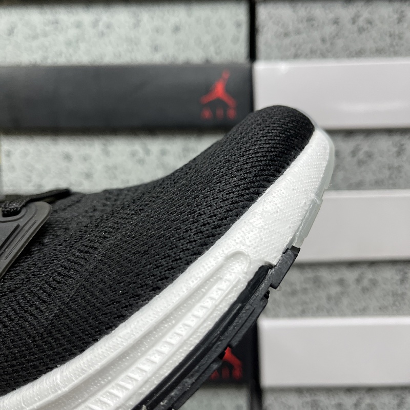Ultraboost Light 8