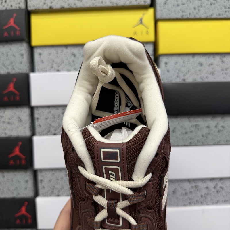 New Balance 740 Sneakers · 6
