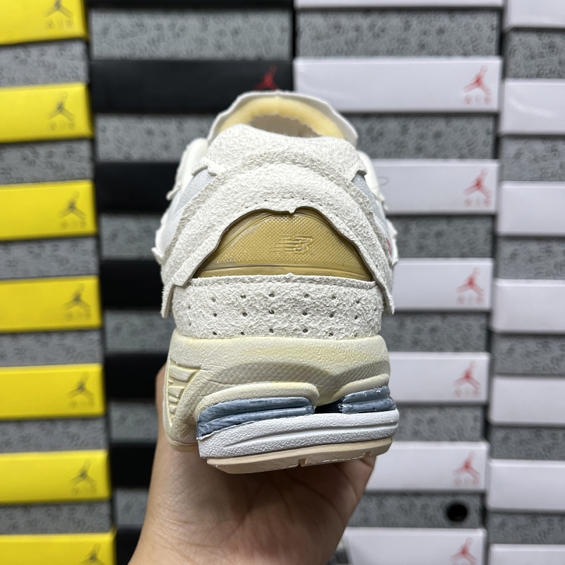 New Balance 2002 Sneakers · 4