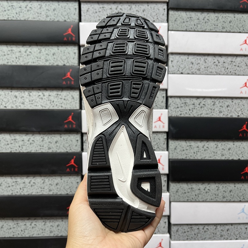 Nike Vomero 4
