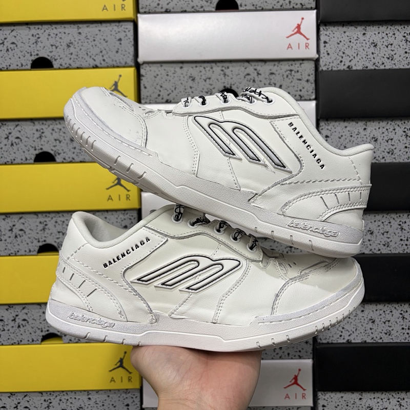 Hamptons Worn-Out 9000 · 2