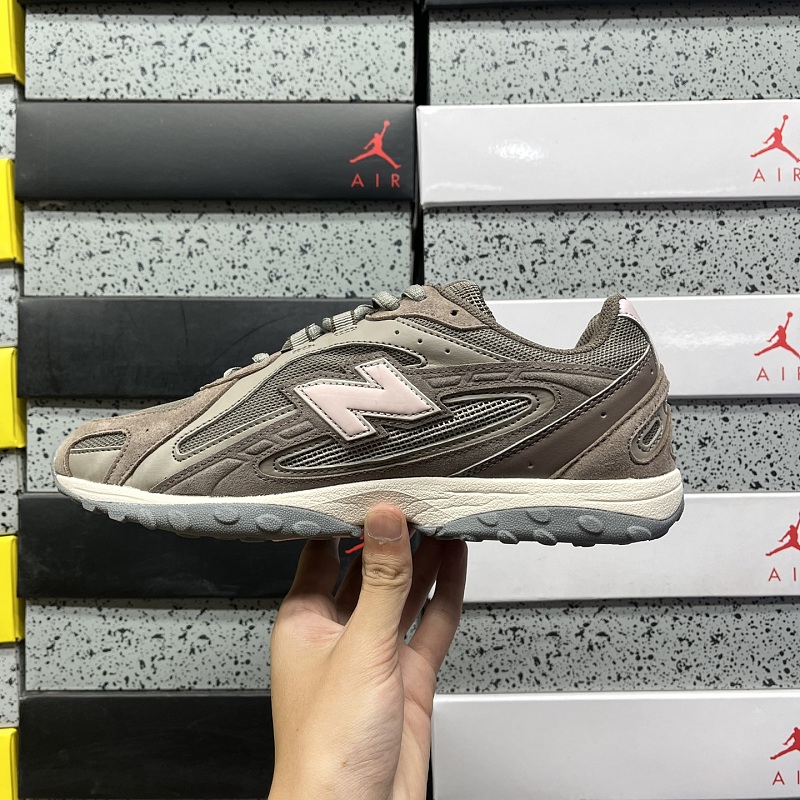 New Balance 204 Sneakers · 3