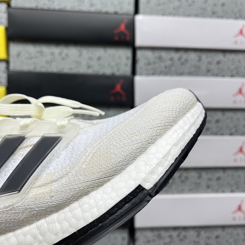 Ultraboost Light 8