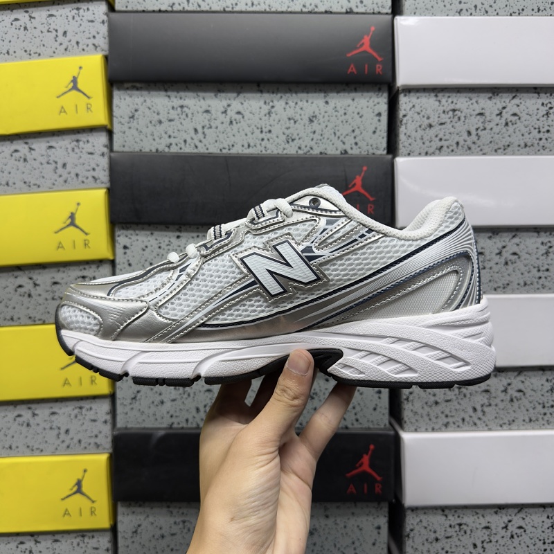 New Balance 740 Sneakers · 3