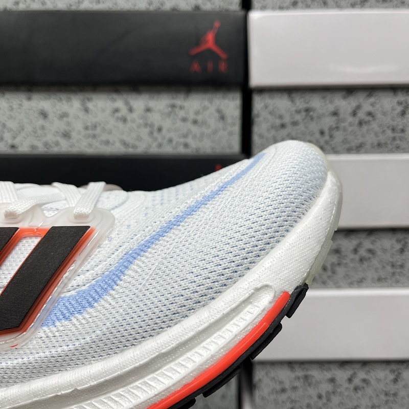 Ultraboost Light 8