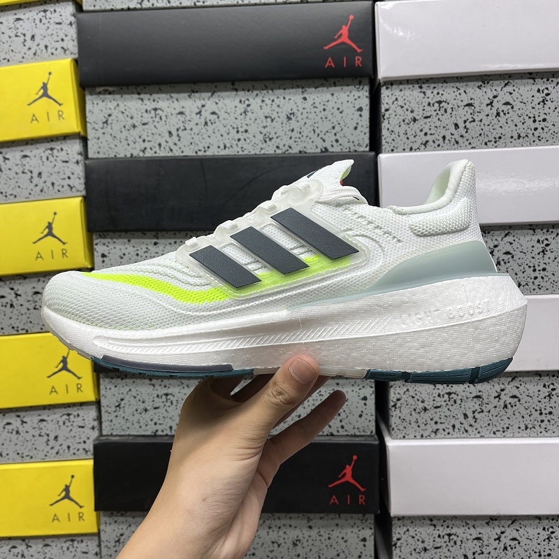Ultraboost Light 4