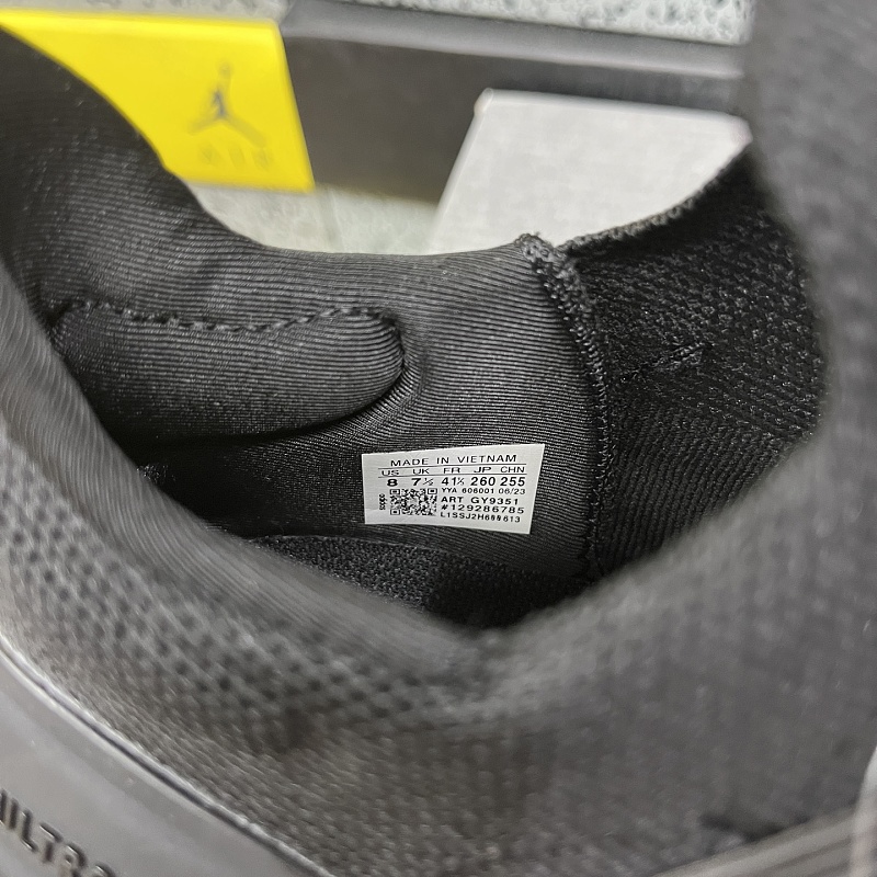 Ultraboost Light 3