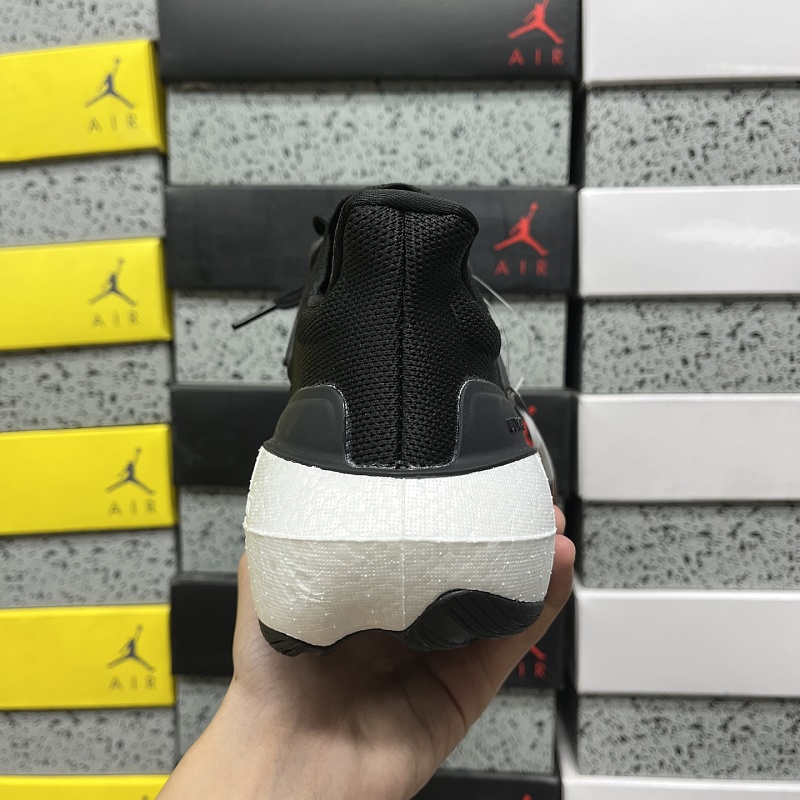 Ultraboost Light 4