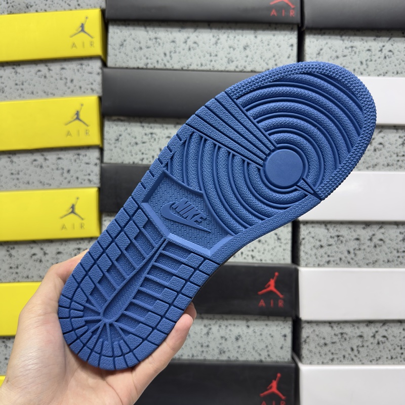 Travis Scott Reverse Swoosh Sneakers · 2
