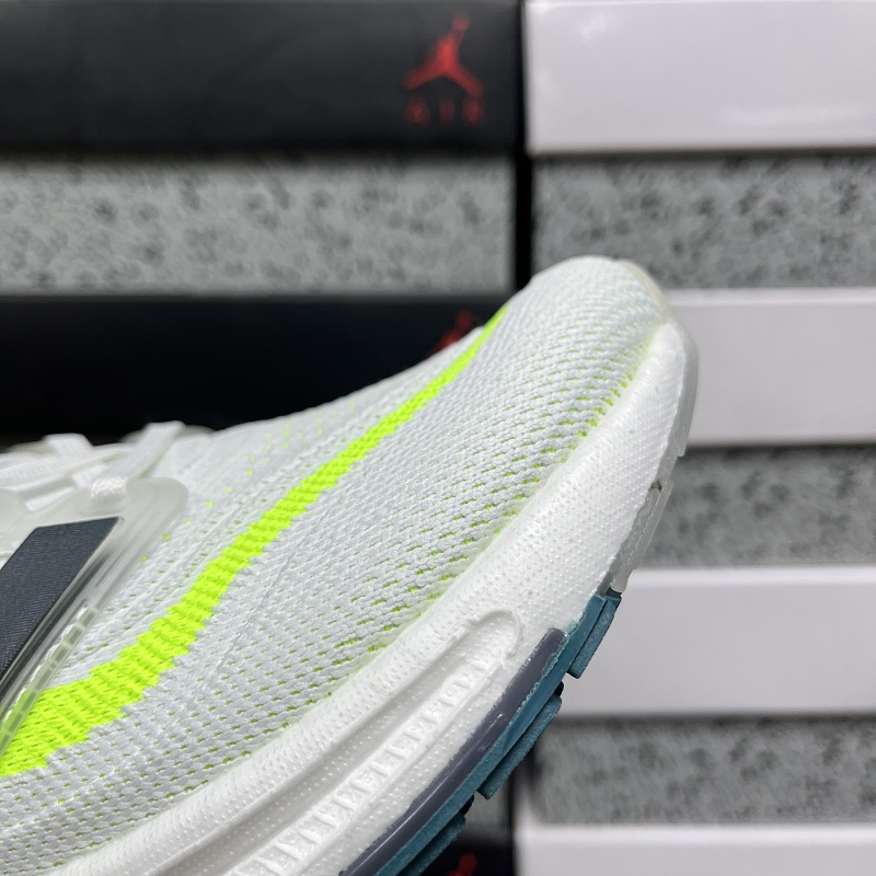 Ultraboost Light 8