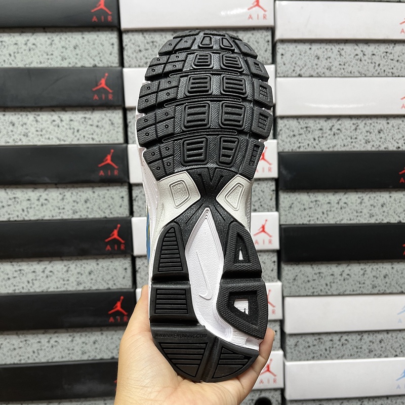 Nike Vomero 4