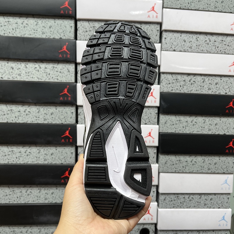 Nike Vomero 4