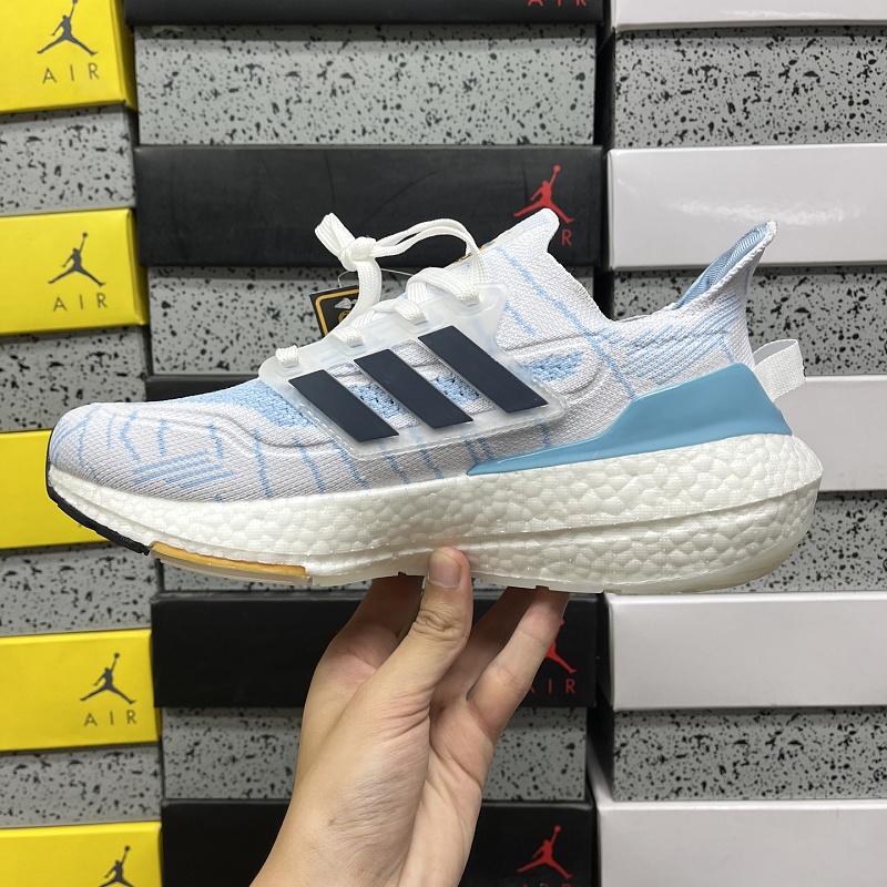 Ultraboost Light 4