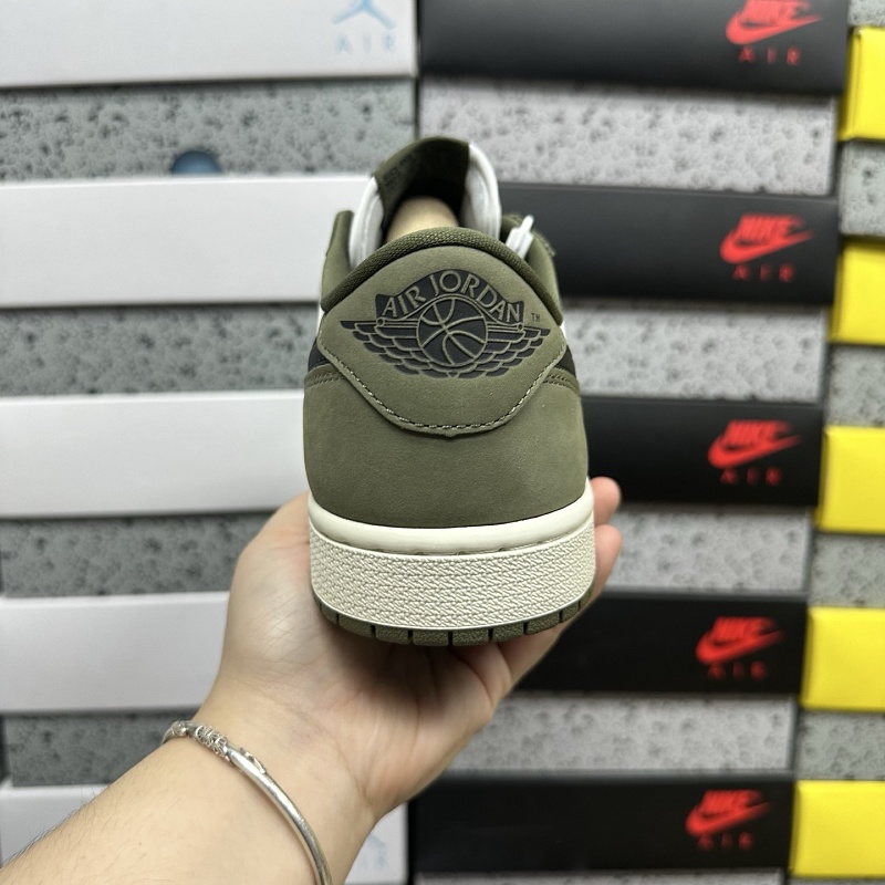 Travis Scott Reverse Swoosh Sneakers · 3