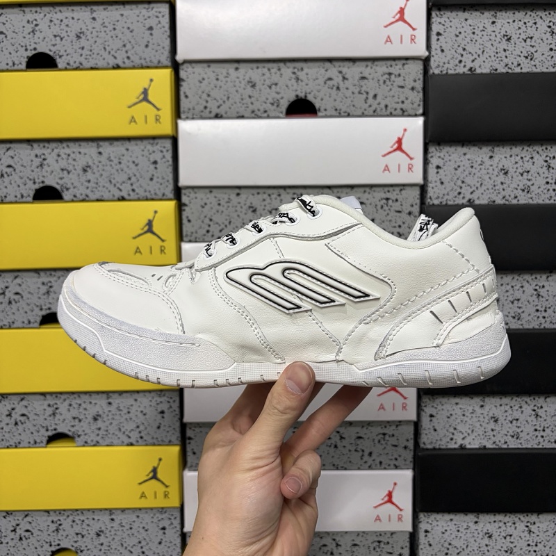Hamptons Worn-Out 9000 · 4