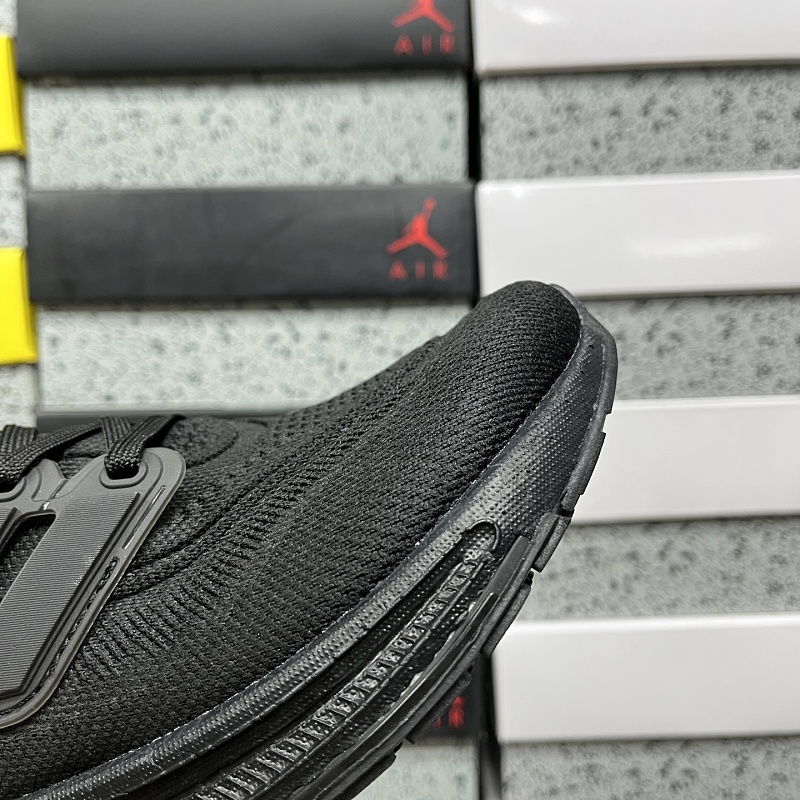 Ultraboost Light 8