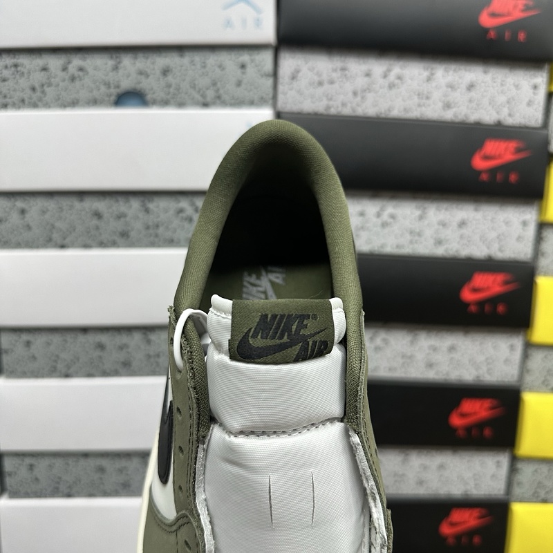 Travis Scott Reverse Swoosh Sneakers · 4