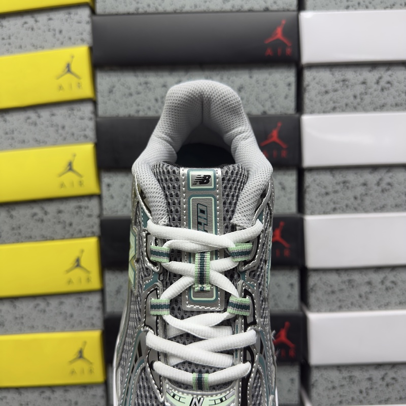 New Balance 740 Sneakers · 4