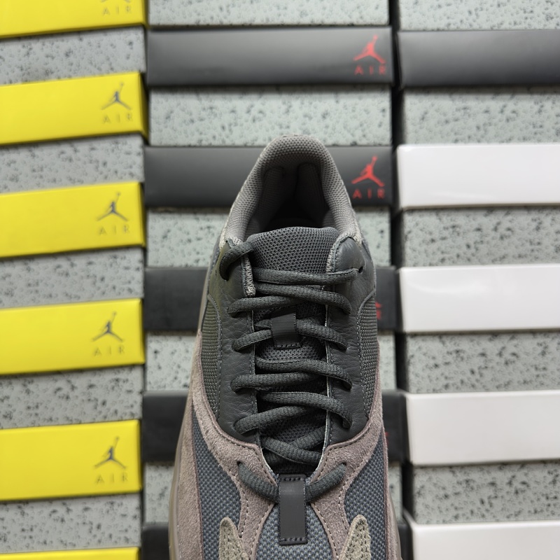 Yeezy 700 4