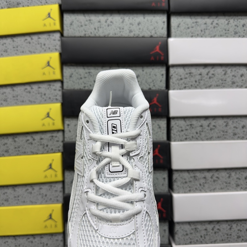 New Balance 740 Sneakers · 4