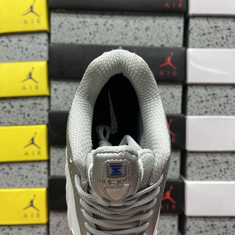 Shox R4 · 4
