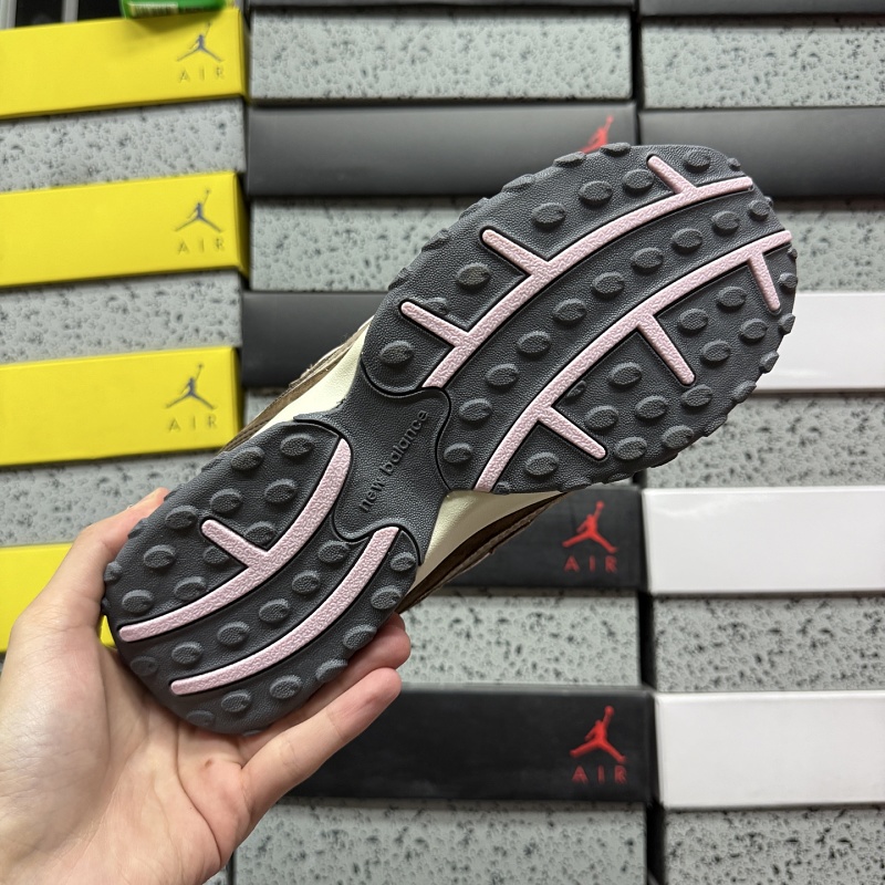 New Balance 204 Sneakers