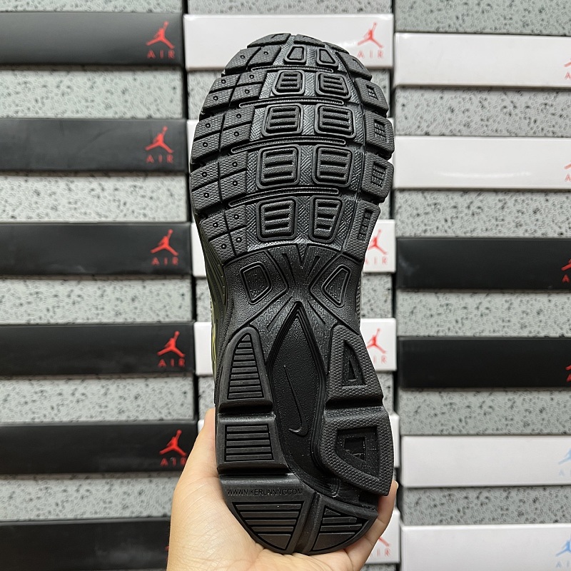 Nike Vomero 4