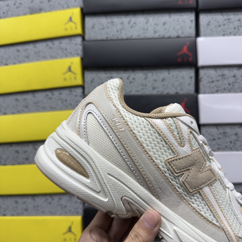 New Balance 740 Sneakers · 6