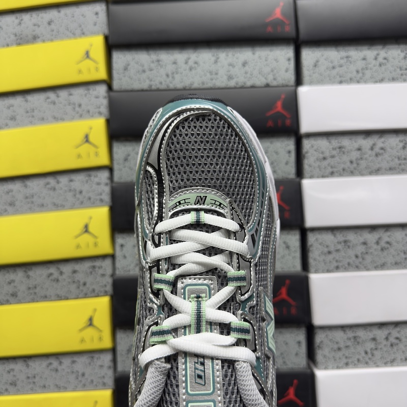 New Balance 740 Sneakers · 5