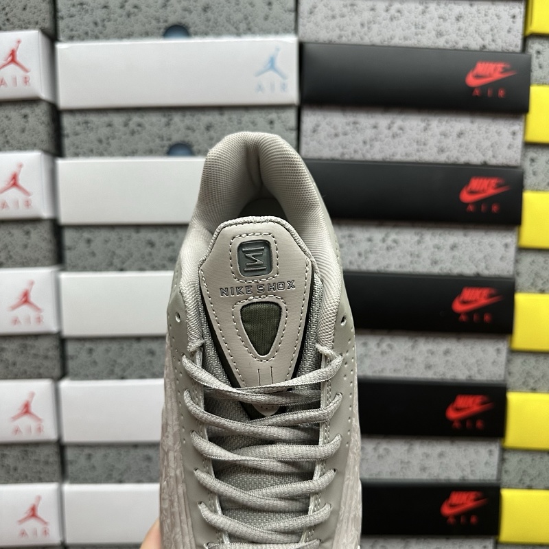 Shox R4 · 4