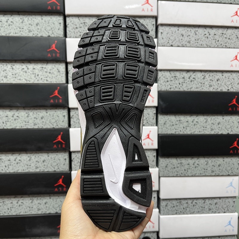 Nike Vomero 4