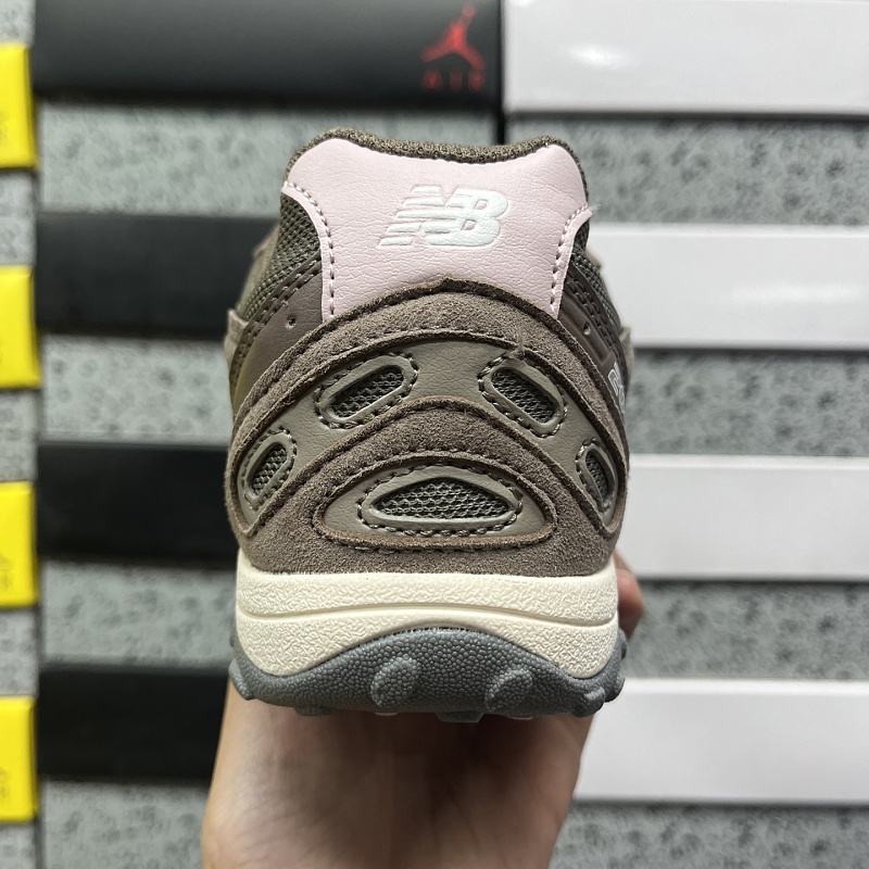 New Balance 204 Sneakers · 2