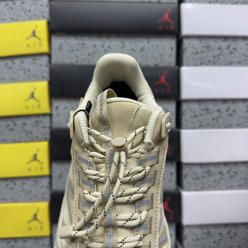 300 Trailgrip Gore-Tex 200 · 4