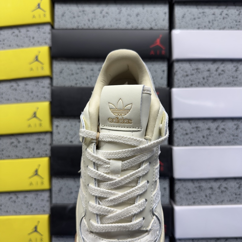 Forum 84 Low 4