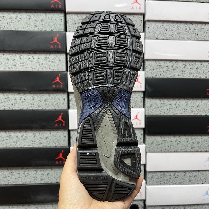Nike Vomero 4