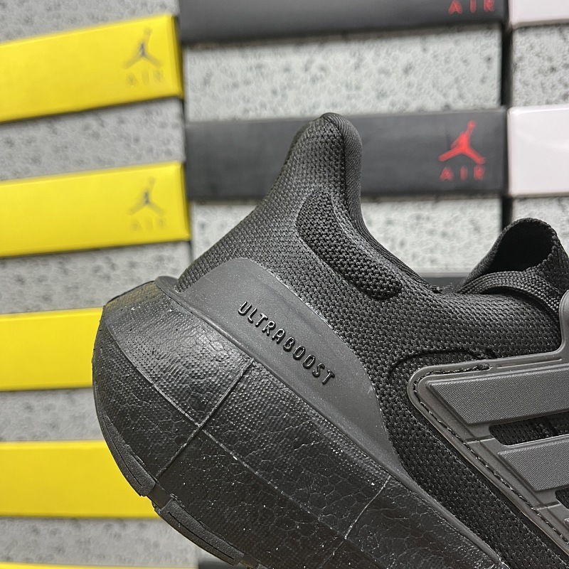 Ultraboost Light 7