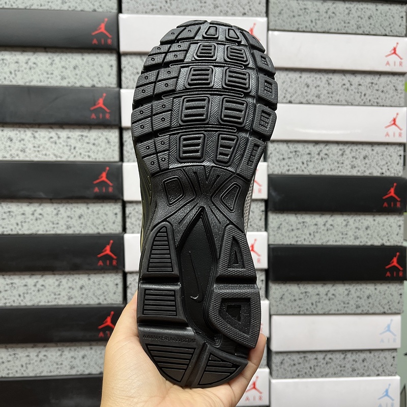 Nike Vomero 4