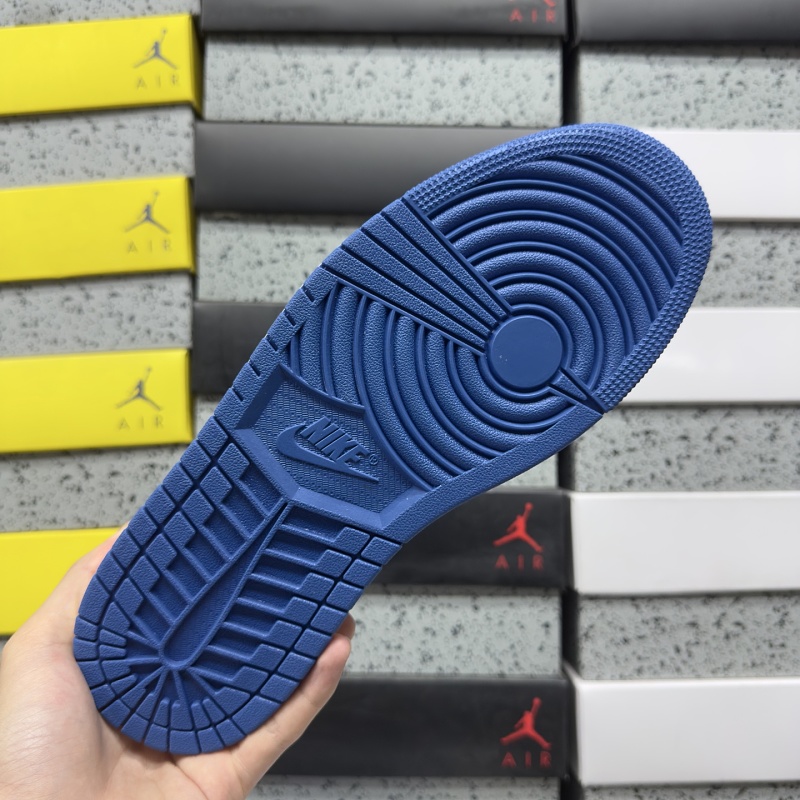 Travis Scott Reverse Swoosh Sneakers · 2