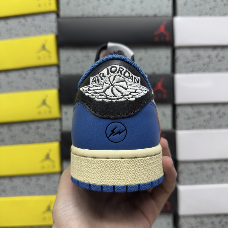 Travis Scott Reverse Swoosh Sneakers · 3