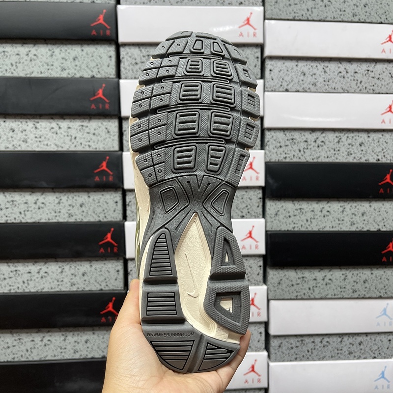 Nike Vomero 4