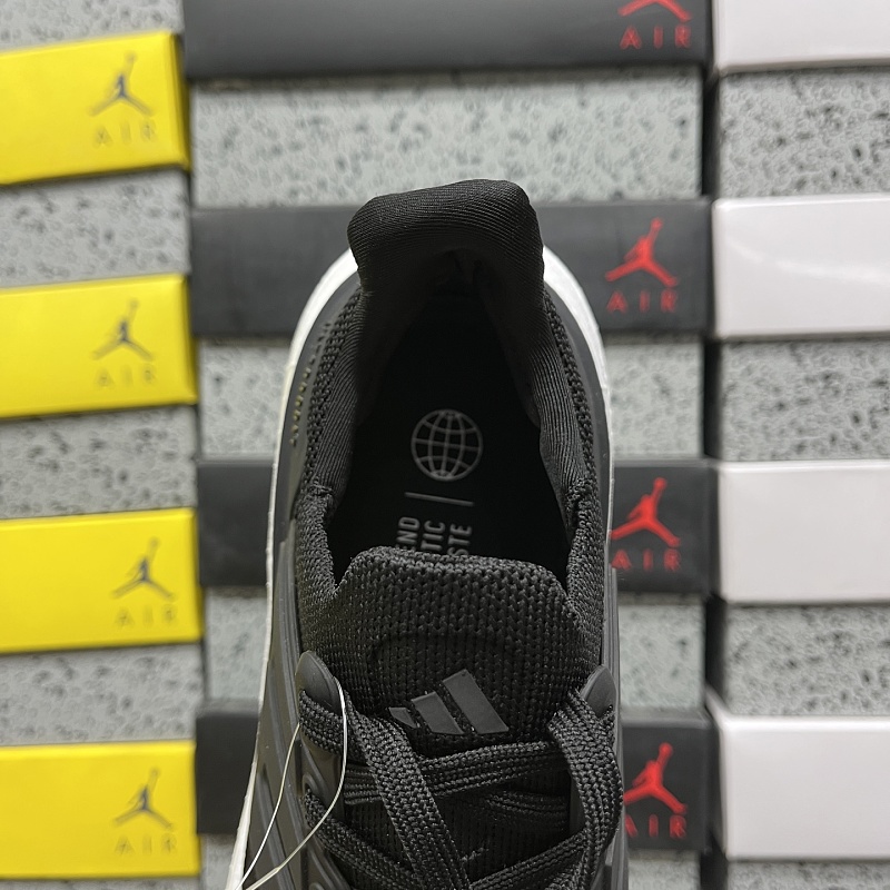 Ultraboost Light 6