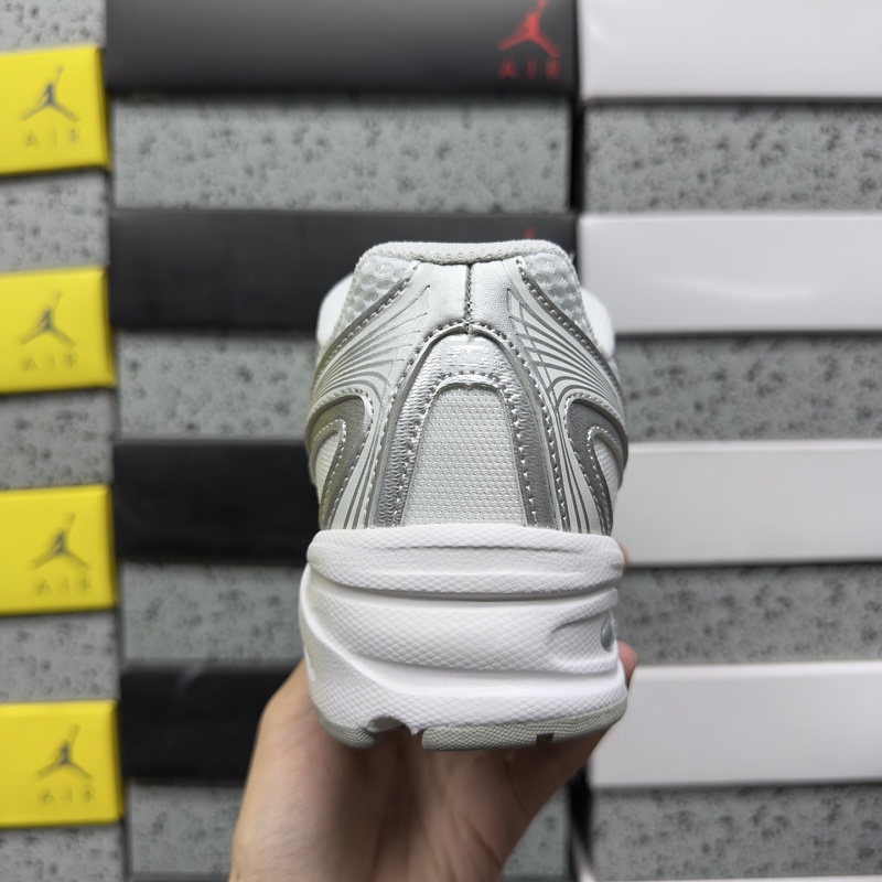New Balance 740 Sneakers · 3
